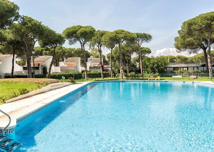 Beachside Cosy With Pool *