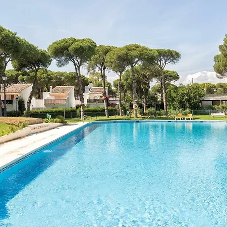 Beachside Cosy With Pool *