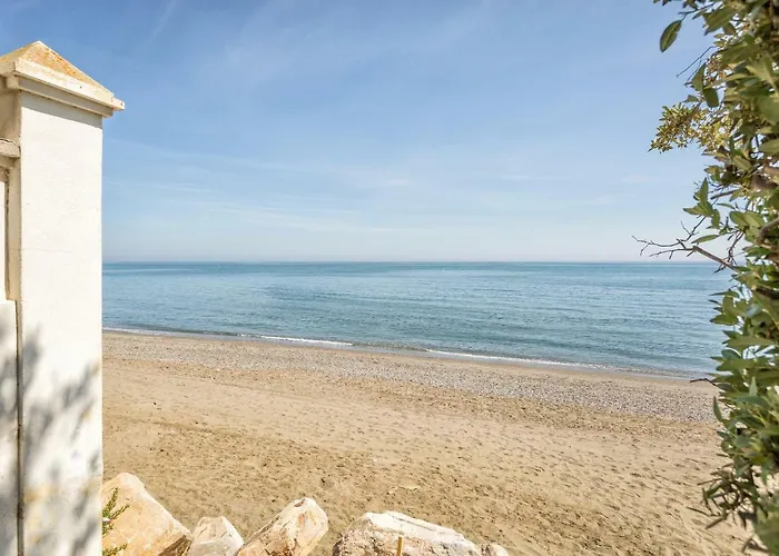 Beachside Cosy With Pool * Estepona