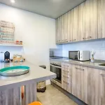 아파트 Beachside Cosy With Pool 에스테포나