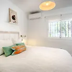 아파트 Beachside Cosy With Pool *