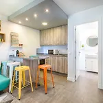 Beachside Cosy With Pool 아파트 에스테포나
