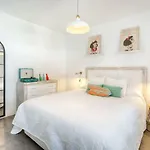 Beachside Cosy With Pool 아파트