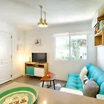 아파트 Beachside Cosy With Pool *
