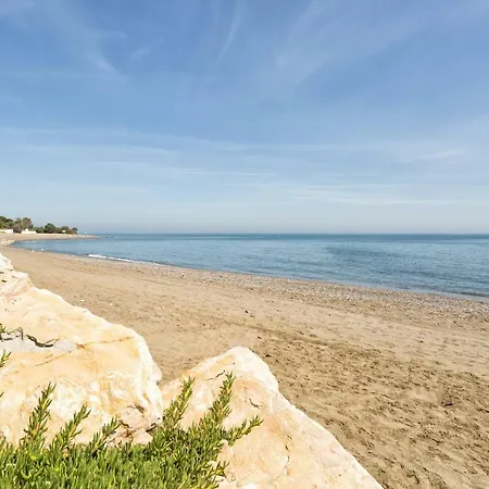 Beachside Cosy With Pool 아파트